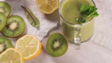 Gözlük yeşil sebze güler yüzlü. Yeşil sebze güler yüzlü ve malzemeler: kivi, limon ve otlar.