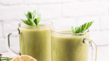 Gözlük yeşil sebze güler yüzlü. Yeşil sebze güler yüzlü ve malzemeler: kivi, limon ve otlar.