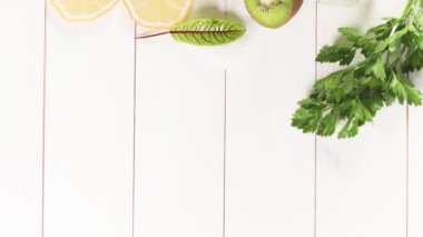 Gözlük yeşil sebze güler yüzlü. Yeşil sebze güler yüzlü ve malzemeler: kivi, limon ve otlar.