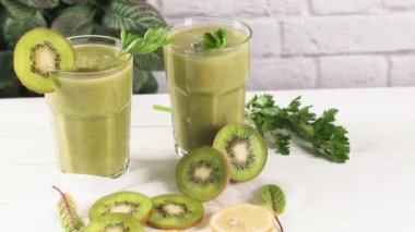 Gözlük yeşil sebze güler yüzlü. Yeşil sebze güler yüzlü ve malzemeler: kivi, limon ve otlar.