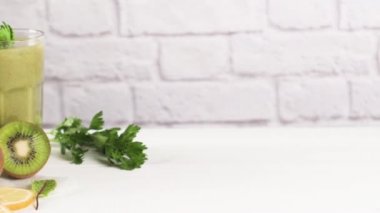 Gözlük yeşil sebze güler yüzlü. Yeşil sebze güler yüzlü ve malzemeler: kivi, limon ve otlar.