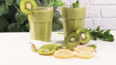 Gözlük yeşil sebze güler yüzlü. Yeşil sebze güler yüzlü ve malzemeler: kivi, limon ve otlar.