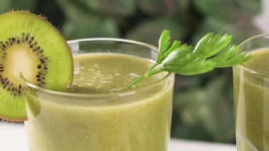 Gözlük yeşil sebze güler yüzlü. Yeşil sebze güler yüzlü ve malzemeler: kivi, limon ve otlar.