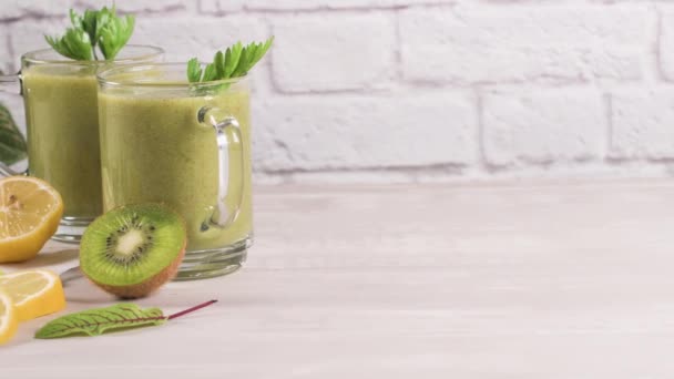 Okulary Zielonych Warzyw Smoothie Zielony Koktajl Warzywny Składniki Kiwi Cytryny — Wideo stockowe