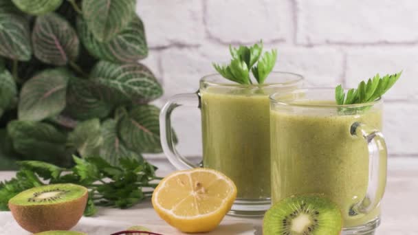 Okulary Zielonych Warzyw Smoothie Zielony Koktajl Warzywny Składniki Kiwi Cytryny — Wideo stockowe