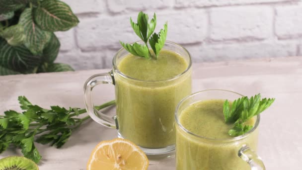 Ποτήρια Πράσινο Smoothie Λαχανικών Πράσινο Smoothie Λαχανικών Και Συστατικά Ακτινίδιο — Αρχείο Βίντεο