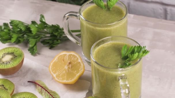 Okulary Zielonych Warzyw Smoothie Zielony Koktajl Warzywny Składniki Kiwi Cytryny — Wideo stockowe