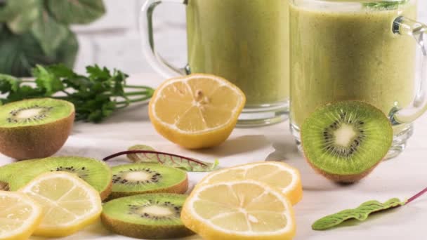 Glazen Groene Groente Smoothie Groene Smoothie Groenten Ingrediënten Kiwi Citroen — Stockvideo