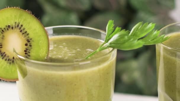 Glasses Green Vegetable Smoothie Green Vegetable Smoothie Ingredients Kiwi Lemon — Stock Video