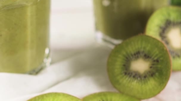 Glazen Groene Groente Smoothie Groene Smoothie Groenten Ingrediënten Kiwi Citroen — Stockvideo