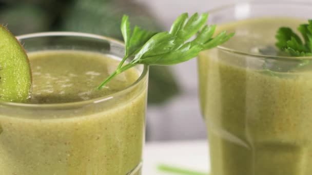 Glazen Groene Groente Smoothie Groene Smoothie Groenten Ingrediënten Kiwi Citroen — Stockvideo