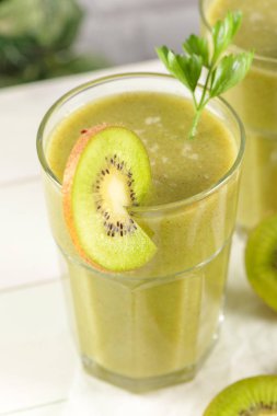 Gözlük yeşil sebze güler yüzlü. Yeşil sebze güler yüzlü ve malzemeler: kivi, limon ve otlar.