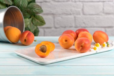 Lezzetli olgun kayısı meyve ahşap arka plan üzerinde kapat.