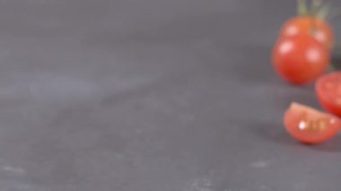 Rustik arka plan üzerinde küçük kırmızı kiraz domates. Kiraz domates asma üzerinde