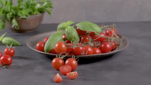 Pequenos Tomates Cereja Vermelhos Fundo Rústico Tomates Cereja Videira — Vídeo de Stock