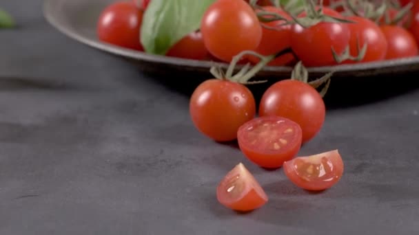 Piccoli Pomodorini Rossi Sfondo Rustico Pomodori Ciliegia Sulla Vite — Video Stock