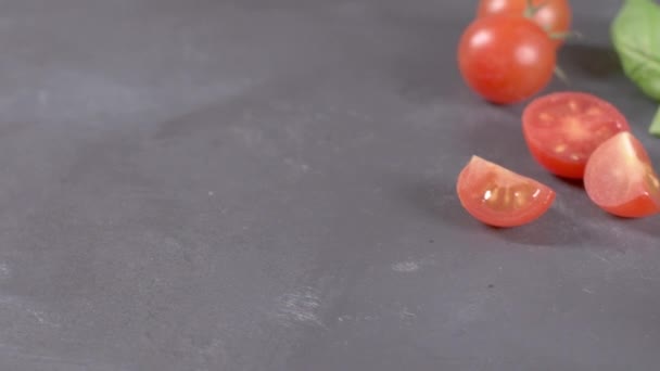 Pequeños Tomates Rojos Cereza Sobre Fondo Rústico Tomates Cherry Vid — Vídeo de stock