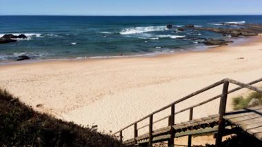 Almograve, Portekiz - Eylül 2017 yaklaşık: Plaj kayalar Almograve Alentejo Portekiz ile.