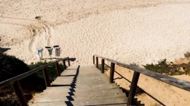 Almograve, Portekiz - Eylül 2017 yaklaşık: Plaj kayalar Almograve Alentejo Portekiz ile.