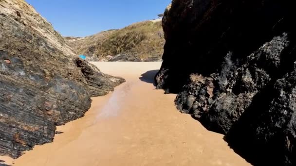 Almograve Portugal Circa Septiembre 2017 Playa Con Rocas Almograve Alentejo — Vídeos de Stock