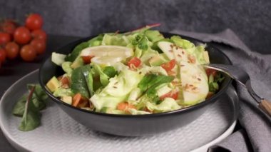 Elma dilim masa üzerinde seramik kase lezzetli sebze salatası.