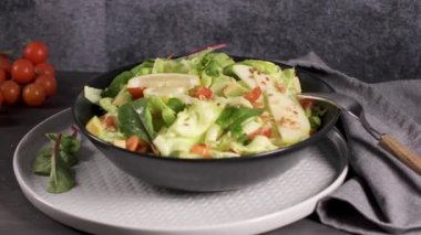 Elma dilim masa üzerinde seramik kase lezzetli sebze salatası.