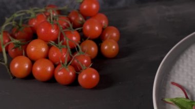 Elma dilim masa üzerinde seramik kase lezzetli sebze salatası.