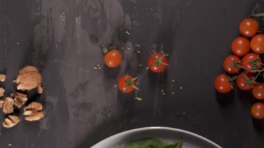 Elma dilim masa üzerinde seramik kase lezzetli sebze salatası.