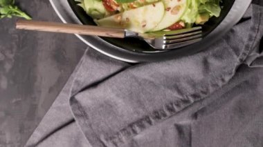 Elma dilim masa üzerinde seramik kase lezzetli sebze salatası.