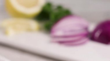 Elma dilim masa üzerinde seramik kase lezzetli sebze salatası.