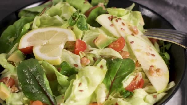 Deliciosa Ensalada Verduras Con Rodajas Manzana Tazón Cerámica Mesa — Vídeo de stock