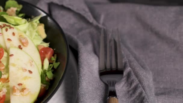 Deliziosa Insalata Verdure Con Fette Mela Ciotola Ceramica Sul Tavolo — Video Stock