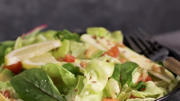 Deliciosa Ensalada Verduras Con Rodajas Manzana Tazón Cerámica Mesa — Vídeos de Stock