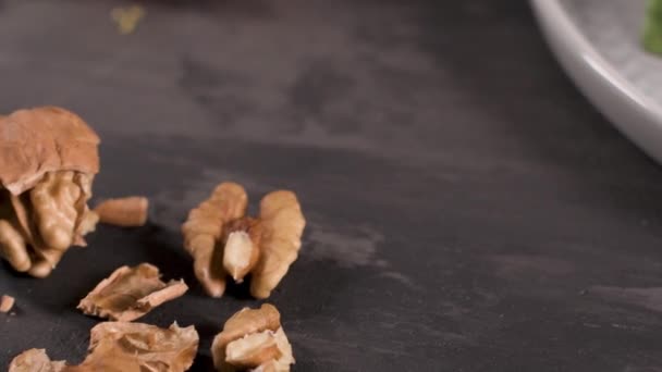 Heerlijke Groente Salade Met Appel Segmenten Keramische Kom Tafel — Stockvideo