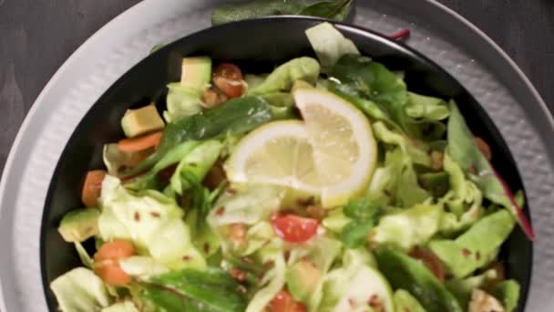 セラミック ボウル テーブルの上にリンゴのスライス サラダのおいしい野菜 — ストック動画