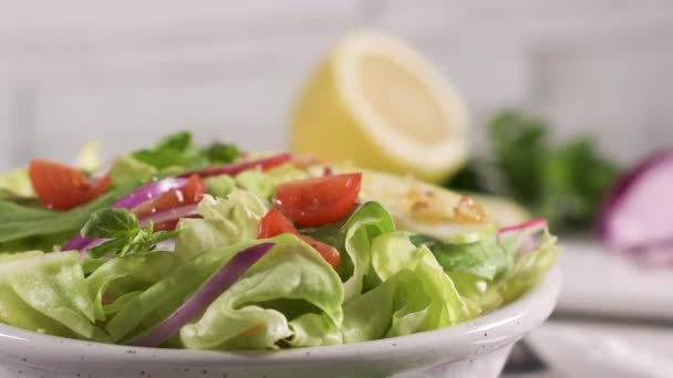 Deliciosa Ensalada Verduras Con Rodajas Manzana Tazón Cerámica Mesa — Vídeos de Stock