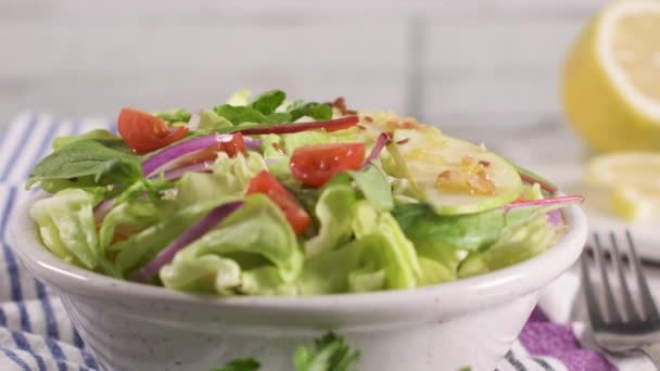 Salada Legumes Deliciosa Com Fatias Maçã Tigela Cerâmica Mesa — Vídeo de Stock