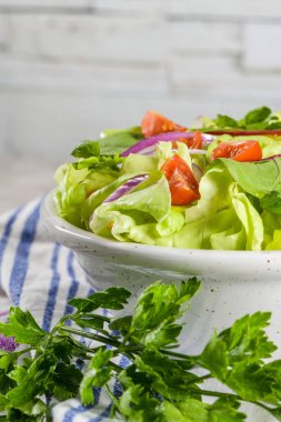 Elma dilim masa üzerinde beyaz seramik kase lezzetli sebze salatası.