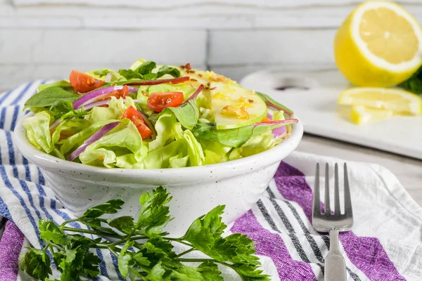 Elma dilim masa üzerinde beyaz seramik kase lezzetli sebze salatası.