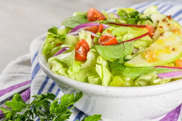 Deliciosa Ensalada Verduras Con Rodajas Manzana Tazón Cerámica Blanca Mesa — Foto de Stock