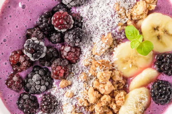 Sağlıklı kahvaltı kase: blueberry smoothie muz, cococnut ve böğürtlen.