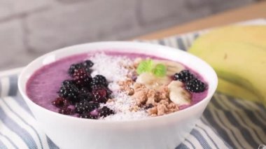 Sağlıklı kahvaltı kase: blueberry smoothie muz, cococnut ve böğürtlen.