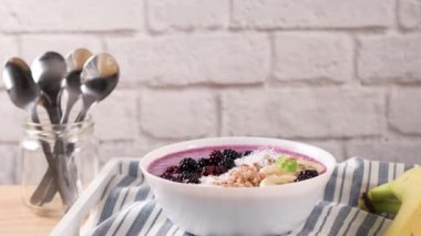 Sağlıklı kahvaltı kase: blueberry smoothie muz, cococnut ve böğürtlen.