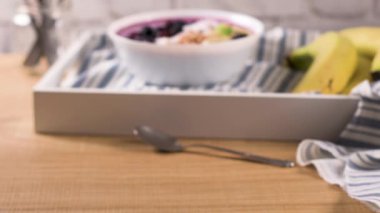 Sağlıklı kahvaltı kase: blueberry smoothie muz, cococnut ve böğürtlen.