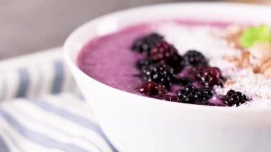 Sağlıklı kahvaltı kase: blueberry smoothie muz, cococnut ve böğürtlen.