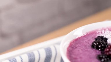 Sağlıklı kahvaltı kase: blueberry smoothie muz, cococnut ve böğürtlen.