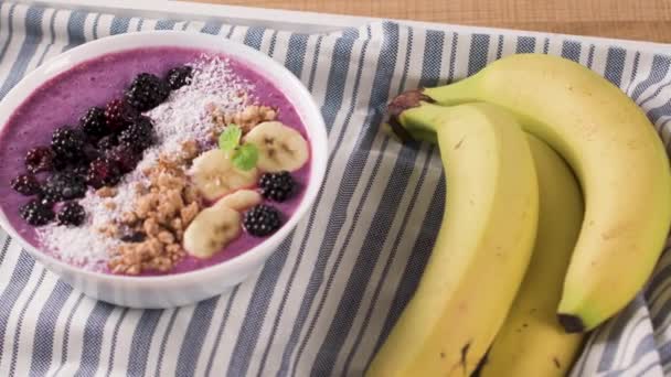 Tazón Desayuno Saludable Batido Arándanos Con Plátano Coco Moras — Vídeos de Stock