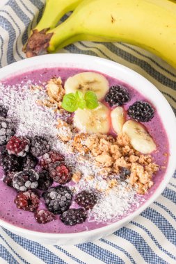 Blueberry smoothie muz, cococnut ve böğürtlen.