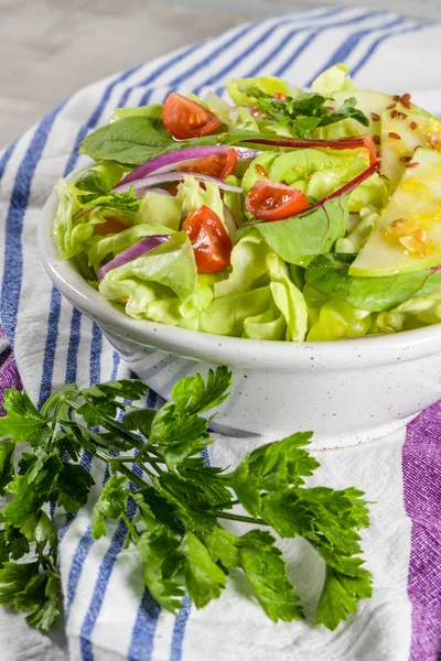 Vynikající Zeleninový Salát Plátky Jablek Bílé Keramické Misky Stole — Stock fotografie