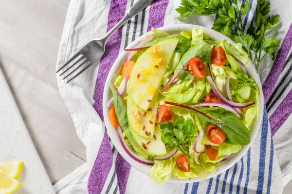 Vynikající Zeleninový Salát Plátky Jablek Bílé Keramické Misky Stole — Stock fotografie